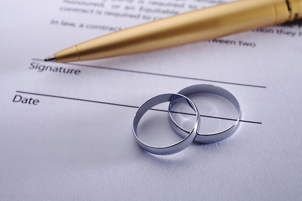 포토 JPG 해외이미지 결혼 함께함 사람없음 흰색 반지 쌍 황금 닫기 계약 문서 결혼반지 증거 서명 증명서 진짜 해외포토 컬러 컨셉 비즈니스 장신구 모션 이벤트 파일형식 이미지허브