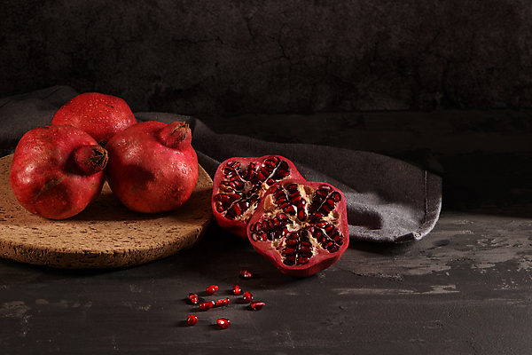 포토 JPG 해외이미지 탁자 검은배경 단면 사람없음 목재 어둠 반쪽 석류 석류알 해외포토 나무 가구 백그라운드 과일 재료 검은색 파일형식 이미지허브