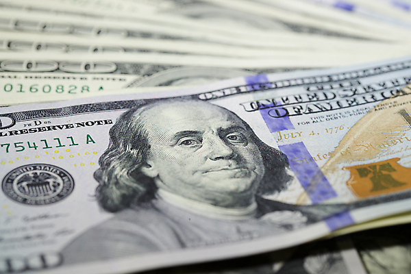 포토 JPG 해외이미지 종이 얼굴 백그라운드 컨셉 지폐 돈 비즈니스 새로움 사람없음 금융 경제 달러 동전 쪽지 미국 저축 시장 재산 닫기 심볼 투자 계산서 인출 해외포토 북아메리카 모션 신체부위 파일형식 이미지허브