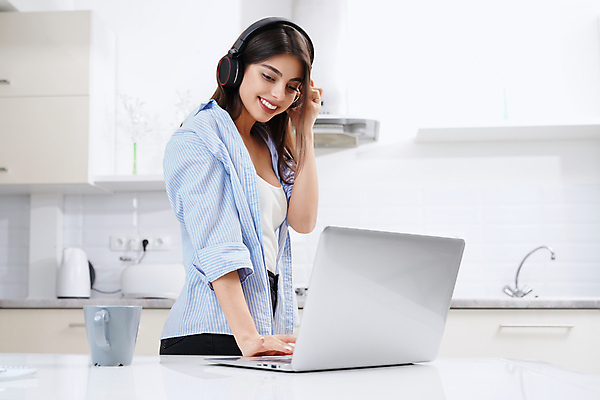 포토 JPG 해외이미지 인터넷 비즈니스 주택 실내 한명 앉기 노트북 스터디 컴퓨터 주방 헤드폰 작업 네트워크 온라인 해외포토 1 음향기기 모션 사람 내부 건물 전자제품 학습 파일형식 이미지허브