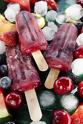 포토 JPG 해외이미지 딸기 아이스크림 실내 사람없음 얼음 체리 달콤 시원함 가득함 블루베리 과일아이스크림 막대아이스크림 해외포토 자연요소 과일 디저트 내부 맛 파일형식 이미지허브