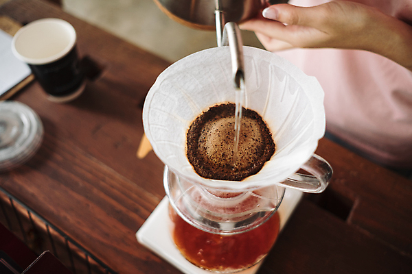 포토 JPG 해외이미지 손 커피 주전자 실내 들기 아웃포커스 신체부위 붓기 나무탁자 드립커피 핸드드립 해외포토 음료 모션 탁자 주방용품 촬영기법 사람 내부 커피용품 파일형식 이미지허브