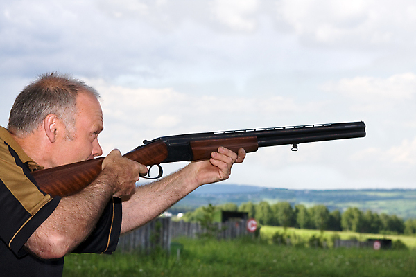 포토 JPG 해외이미지 1 남자 무기 스포츠 한명 야외 가로 경쟁 목표 발사 조준 엽총 해외포토 컨셉 사람 총 파일형식 이미지허브