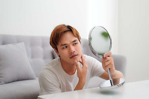 포토 JPG 해외이미지 응시 남자 실내 한명 들기 동양인 상반신 성인 옆모습 뷰티 잡기 확인 자기관리 탁상거울 성인남자한명만 그루밍족 해외포토 1 시선 뷰포인트 모션 사람 인종 내부 거울 남자한명만 성인남자만 파일형식 이미지허브