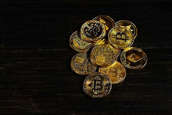 포토 JPG 해외이미지 컨셉 돈 인터넷 사람없음 금융 글로벌 노란색 디지털 동전 검은색 자료 어둠 성장 황금 고급 암호 정상 강의 발굴 심볼 리더 투자 상승 전자 가치 고립 가상 해외포토 컬러 비즈니스 경제 재산 파일형식 이미지허브