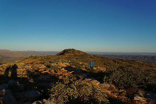 포토 JPG 해외이미지 자연 하늘 아침 휴가 휴식 산 함께함 사람 풍경 성인 사람없음 야외 파란색 햇빛 골짜기 맑음 산책 하이킹 사막 자유 탐험 전원 호주 언덕 오지 하이커 해외포토 주간 컬러 여행 컨셉 레저 날씨 태양 오세아니아 전기에너지 생태계 파일형식 이미지허브