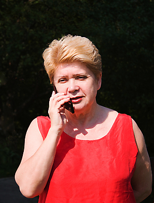 포토 JPG 해외이미지 라이프스타일 여자 노년 할머니 얼굴 백그라운드 통신 엄마 모바일 한명 사람 성인 스마트폰 금발 어둠 듣기 표현 주름 연결 은퇴 전화기 부름 연금 옛날 해외포토 1 헤어스타일 가족 모션 생활 신체부위 핸드폰 스마트기기 파일형식 이미지허브