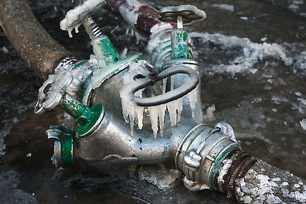 포토 JPG 해외이미지 산업 불 거리 안전 사람없음 야외 가로 물 금속 얼음 힘 장비 젖음 추위 긴급 도시 구출 역 보호 연결 위험 소방관 철 오브젝트 서비스 사인 부식 수도꼭지 싱글 보안 파이프 스프레이 장면 시스템 호스 튜브 소화전 펌프 게이지 압력 옛날 재앙 파이프라인 해외포토 자연요소 컨셉 교통시설 재질 도움 안전장비 구조원 소방 파이프_관 파일형식 이미지허브