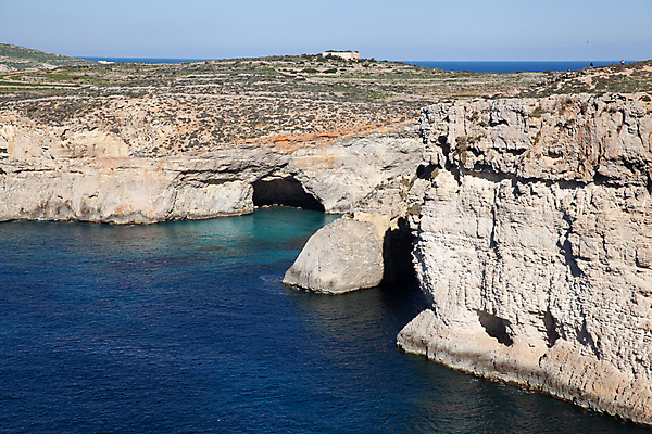 포토 JPG 해외이미지 유럽 바다 섬 여행 자연 하늘 휴가 항해 풍경 사람없음 야외 물 여름 파란색 절벽 만 보트 동굴 크리스탈 지중해 휴양지 석호 몰타섬 파라다이스 해외포토 자연요소 계절 나라 컬러 배_교통 장소 광석 생태계 몰타 파일형식 이미지허브