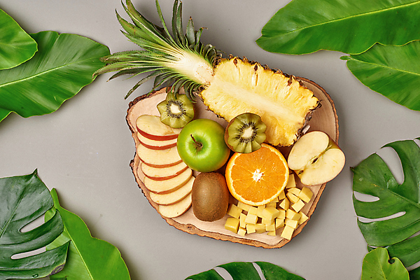 포토 JPG 해외이미지 다이어트 오렌지 회색배경 단면 실내 키위 사람없음 하이앵글 사과 파인애플 슬라이스 야자수잎 과일조각 나무도마 해외포토 뷰포인트 조각 백그라운드 잎 과일 도마 건강 내부 목재 회색 열대과일 파일형식 이미지허브