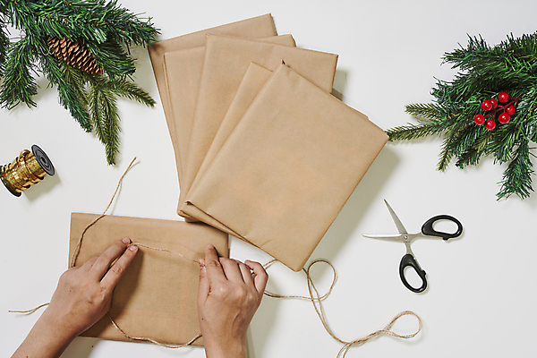 포토 JPG 해외이미지 전통 손 종이 크리스마스장식 크리스마스 탁자 휴가 새로움 주택 기념 선물 한명 사람없음 신체부위 장식 선물상자 상자 갈색 축제 놀람 수확 덮개 축하 연도 준비 흰배경 만들기 머리위 패키지 팔 DIY 구성 포장소품 핸드메이드 해외포토 1 기념일 감정 컬러 가구 백그라운드 컨셉 농업 포장 모션 표정 사람 취미 건물 뚜껑 흰색 오브젝트 포장재료 파일형식 이미지허브