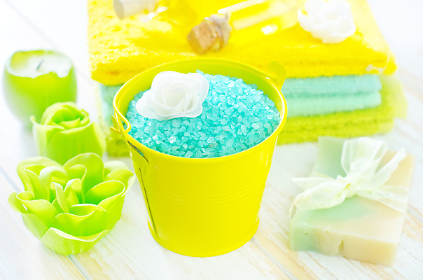 포토 JPG 해외이미지 꽃 리본 사람없음 수건 노란색 스파 양동이 담기 스파용품 비누 아로마테라피 오일병 입욕소금 해외포토 식물 컬러 모션 위생용품 미용용품 오브젝트 소금 테라피 파일형식 이미지허브