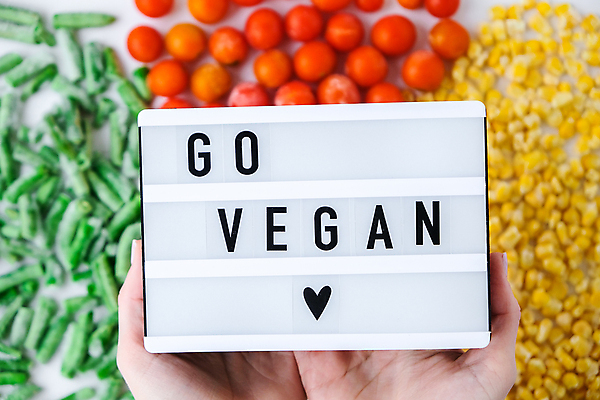 포토 JPG 해외이미지 손 방울토마토 실내 들기 아웃포커스 신체부위 채식 그린빈 라이트박스 옥수수알갱이 비건 해외포토 토마토 모션 콩 촬영기법 옥수수 사람 내부 채식주의자 파일형식 이미지허브