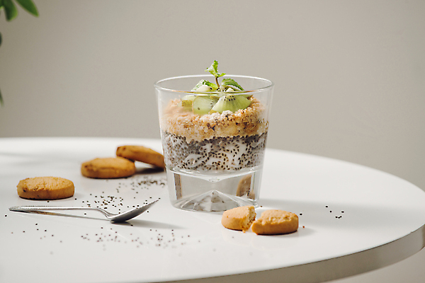 포토 JPG 해외이미지 탁자 회색배경 잔 실내 키위 사람없음 쿠키 숟가락 손상 다이어트음식 과일조각 슈퍼푸드 치아시드 해외포토 식기 조각 가구 백그라운드 컨셉 다이어트 과일 디저트 수저 씨앗 내부 회색 건강식품 파일형식 이미지허브