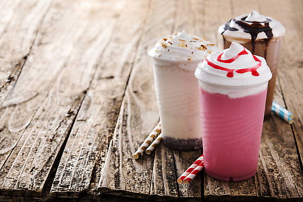 포토 JPG 해외이미지 음료 분홍색 탁자 딸기 디저트 사람없음 목재 컵 여름 갈색 초콜릿 냉동 얼음 신선 달콤 맛 플라스틱 시럽 모음 밀짚 쉐이크 해외포토 자연요소 나무 식기 계절 음식 컬러 가구 컨셉 과일 재료 재질 짚 파일형식 이미지허브