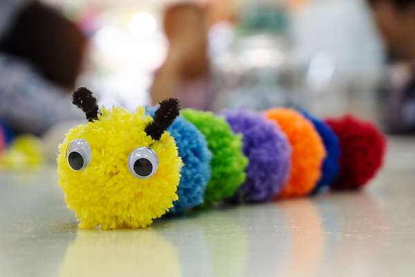 포토 JPG 해외이미지 인형 실내 사람없음 아웃포커스 털실 애벌레 손뜨개 해외포토 촬영기법 내부 실 벌레 파일형식 이미지허브