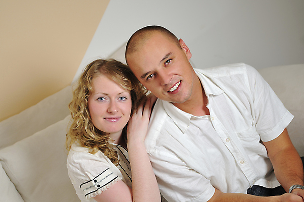 포토 JPG 해외이미지 응시 행복 얼굴 2 포옹 결혼식 주택 실내 사랑 사람 두명 소파 금발 흰색 만족 해외포토 헤어스타일 시선 감정 컬러 결혼 의자 안기 내부 건물 신체부위 파일형식 이미지허브