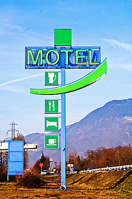 포토 JPG 해외이미지 도로 여행 백그라운드 텍스트 자동차 하늘 호텔 휴가 휴식 산 파란색 서비스 사인 통나무 여관 돛대 스타일 해외포토 나무 길 육상교통 컬러 컨셉 교통시설 숙소 파일형식 이미지허브