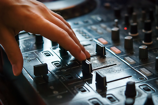 포토 JPG 해외이미지 직업 음악 놀이 버튼 성인 사람없음 전자제품 파티 디지털 검은색 어둠 소리 음악가 장비 볼륨 혼합 야간 갑판 믹서 DJ 책상 클럽 디스코 전자 오디오 스테레오 조절 위로 섞기 옛날 제어 해외포토 자연요소 컬러 가구 배_교통 문화예술 사람 이벤트 춤 파일형식 이미지허브