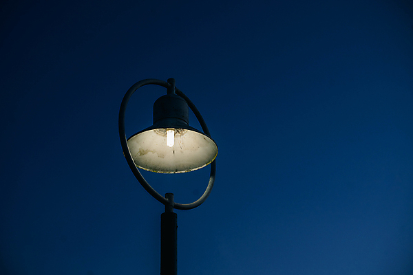 포토 JPG 해외이미지 구름 외관 도로 여행 백그라운드 가로등 자연 하늘 날씨 조명 거리 미술 안전 사람없음 파란색 빛 금속 힘 황혼 장비 에너지 달 등불 램프 도시 시간 야간 저녁 오브젝트 봉 빛망울 옛날 인공 철강 주도 해외포토 자연요소 공공시설 길 컬러 교통시설 재질 문화예술 일몰 예절 생태계 파일형식 이미지허브