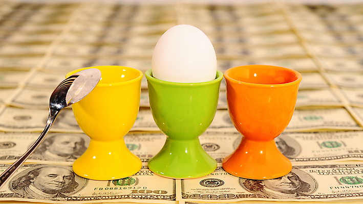 포토 JPG 해외이미지 지폐 실내 사람없음 아웃포커스 달러 계란 숟가락 가득함 계란꽂이 해외포토 돈 촬영기법 수저 내부 알 꽂이 파일형식 이미지허브