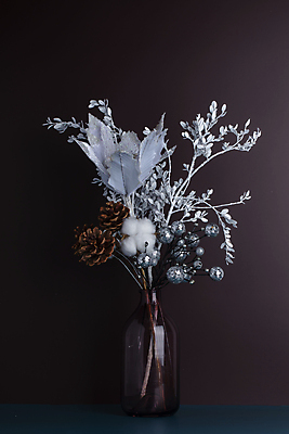 포토 JPG 잎 크리스마스장식 크리스마스 검은배경 실내 사람없음 장식 꽃병 솔방울 조화 목화솜 국내포토 식물 기념일 꽃 백그라운드 내부 검은색 솜 파일형식