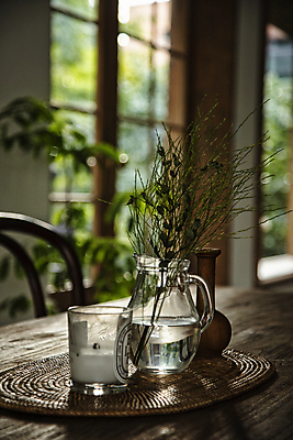 포토 JPG 꽃 창문 탁자 유리병 실내 사람없음 아웃포커스 꽃병 분위기 감성 향초 테이블매트 국내포토 식물 가구 컨셉 초 병_용기 촬영기법 내부 식탁보 파일형식