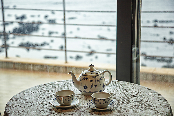 포토 JPG 주간 바다 거실 티타임 실내 사람없음 앤티크 발코니 분위기 찻잔 찻주전자 컵받침 창가 원형탁자 차받침대 티파티 국내포토 자연요소 컨셉 창문 탁자 주전자 휴식 잔 내부 파티 받침대 파일형식