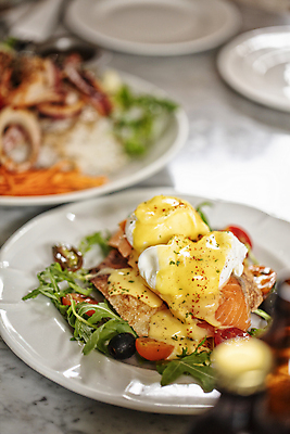 포토 JPG 접시 실내 샌드위치 사람없음 아웃포커스 샐러드 소프트포커스 브런치 에그베네딕트 맛있는 플레이팅 오픈샌드위치 국내포토 식기 음식 촬영기법 내부 식사 상차림 파일형식