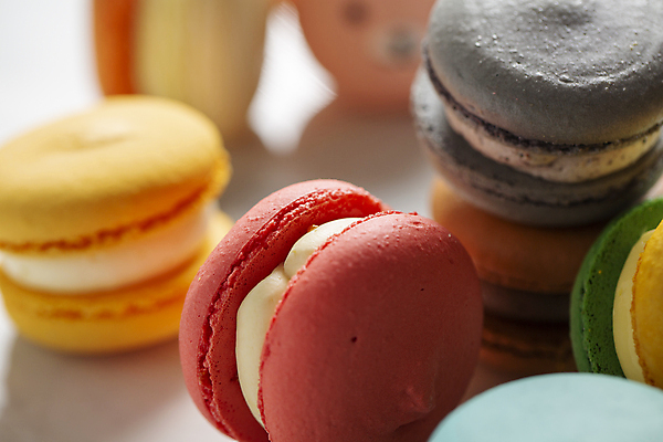 포토 JPG 실내 근접촬영 사람없음 아웃포커스 쌓기 귀여움 달콤 흰배경 마카롱 프랑스음식 맛있는 알록달록 국내포토 뷰포인트 백그라운드 컨셉 모션 디저트 서양음식 촬영기법 내부 컬러풀 흰색 맛 파일형식