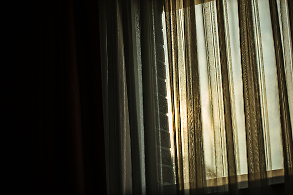 포토 JPG 주간 여유 창문 휴식 실내 사람없음 햇빛 어둠 커튼 분위기 오후 국내포토 자연요소 감정 컨셉 내부 태양 파일형식