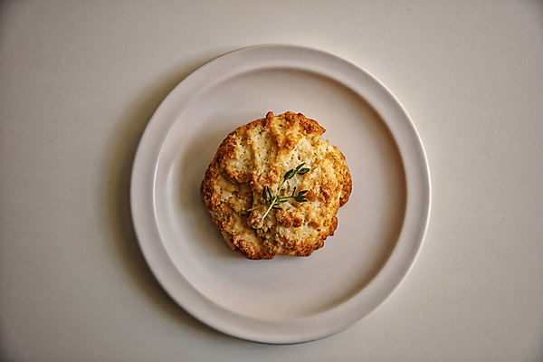 포토 JPG 접시 음식 디저트 실내 사람없음 하이앵글 달콤 흰배경 스콘 맛있는 국내포토 식기 빵 뷰포인트 백그라운드 내부 흰색 맛 파일형식