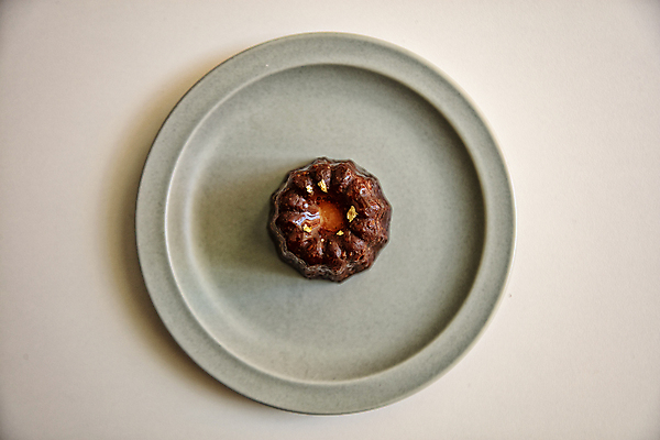 포토 JPG 접시 음식 디저트 실내 사람없음 하이앵글 달콤 베이지색배경 맛있는 까눌레 국내포토 식기 뷰포인트 백그라운드 내부 맛 베이지색 파일형식