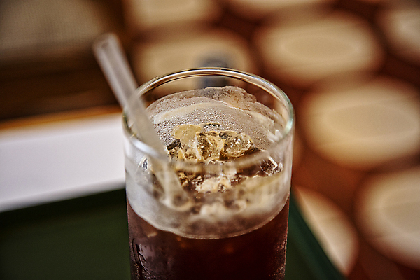 포토 JPG 커피 잔 실내 빨대 사람없음 아웃포커스 얼음 소프트포커스 시원함 아이스아메리카노 국내포토 자연요소 식기 음료 촬영기법 내부 아메리카노 아이스커피 파일형식