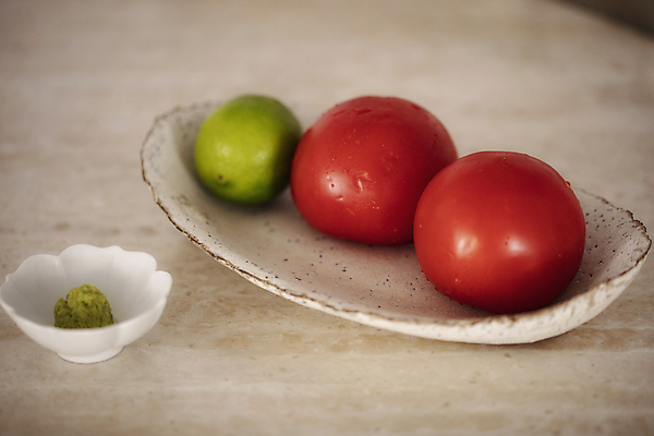 포토 JPG 접시 토마토 식재료 실내 사람없음 신선 고추냉이 종지 라임 나무탁자 국내포토 그릇 식기 채소 과일 탁자 내부 양념 파일형식