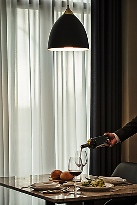 포토 JPG 손 와인잔 식탁 전등 실내 신체부위 레스토랑 와인 저녁식사 커튼 붓기 창가 와인병 실내등 국내포토 술잔 창문 모션 탁자 병_용기 조명 주류 사람 내부 식당 식사 파일형식