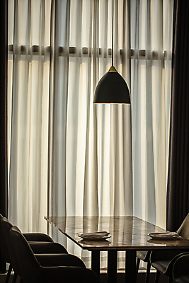 포토 JPG 접시 의자 식탁 전등 실내 사람없음 레스토랑 깨끗함 커튼 분위기 창가 정리 실내등 정리정돈 국내포토 식기 가구 컨셉 창문 탁자 조명 내부 식당 파일형식