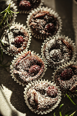 포토 JPG 디저트 실내 그림자 사람없음 분위기 달콤 일렬 로즈메리 슈가파우더 초코맛 초콜릿머핀 국내포토 음식 컨셉 내부 초콜릿 맛 허브 머핀 파일형식