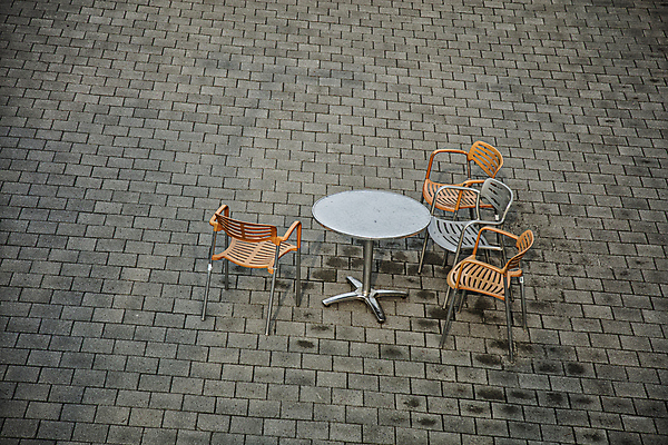 포토 JPG 주간 사람없음 야외 고요 보도블럭 야외의자 야외테이블 원형탁자 국내포토 자연요소 의자 탁자 보행로 파일형식