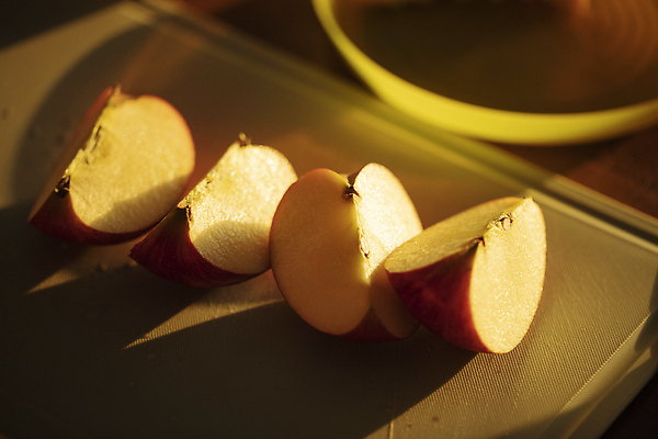 포토 JPG 실내 그림자 사람없음 여러개 신선 아침식사 사과 일렬 과일조각 사과조각 국내포토 조각 다수 과일 내부 식사 파일형식