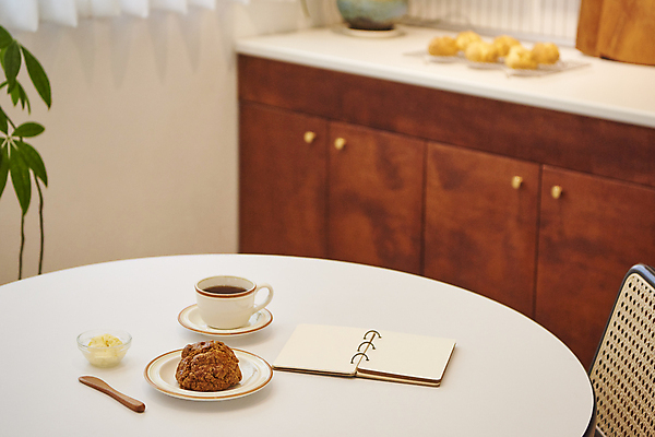 포토 JPG 접시 식탁 디저트 실내 사람없음 주방 달콤 찻잔 크림 조리대 스프링노트 홍차 나무스푼 스콘 차받침대 국내포토 식기 음식 빵 탁자 잔 내부 차_음료 공책 맛 받침대 나무숟가락 파일형식