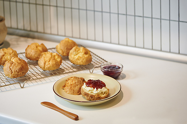 포토 JPG 접시 디저트 실내 사람없음 주방 달콤 크림 조리대 딸기잼 나무스푼 스콘 식힘망 국내포토 식기 음식 빵 내부 주방도구 맛 잼 나무숟가락 제빵도구 파일형식