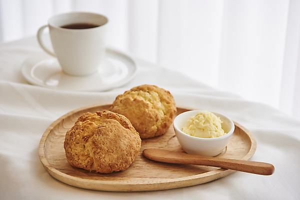 포토 JPG 식탁 디저트 실내 사람없음 달콤 찻잔 크림 종지 홍차 나무스푼 나무접시 스콘 차받침대 국내포토 그릇 접시 음식 빵 탁자 잔 내부 차_음료 맛 받침대 나무숟가락 파일형식