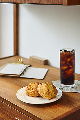 포토 JPG 접시 디저트 잔 실내 사람없음 신문 달콤 스프링노트 나무탁자 스콘 아이스아메리카노 코스터 국내포토 식기 음식 빵 탁자 내부 간행물 공책 뉴스 맛 컵받침 아메리카노 아이스커피 파일형식