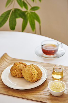 포토 JPG 접시 식탁 디저트 실내 사람없음 달콤 찻잔 크림 종지 홍차 꿀 나무쟁반 스콘 시럽컵 차받침대 국내포토 그릇 식기 음식 빵 탁자 잔 쟁반 내부 목재 차_음료 맛 받침대 파일형식