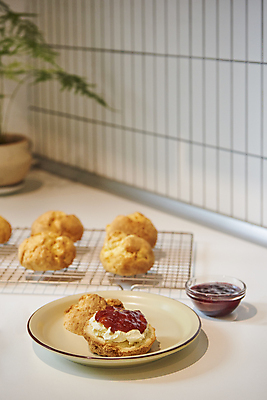 포토 JPG 접시 디저트 실내 사람없음 주방 달콤 크림 조리대 딸기잼 스콘 식힘망 국내포토 식기 음식 빵 내부 주방도구 맛 잼 제빵도구 파일형식