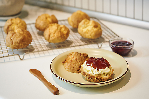 포토 JPG 접시 디저트 실내 사람없음 달콤 크림 조리대 딸기잼 나무스푼 스콘 식힘망 국내포토 식기 음식 빵 내부 주방도구 맛 잼 나무숟가락 제빵도구 파일형식