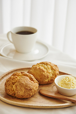 포토 JPG 식탁 디저트 실내 사람없음 달콤 찻잔 크림 종지 홍차 나무스푼 나무접시 스콘 차받침대 국내포토 그릇 접시 음식 빵 탁자 잔 내부 차_음료 맛 받침대 나무숟가락 파일형식