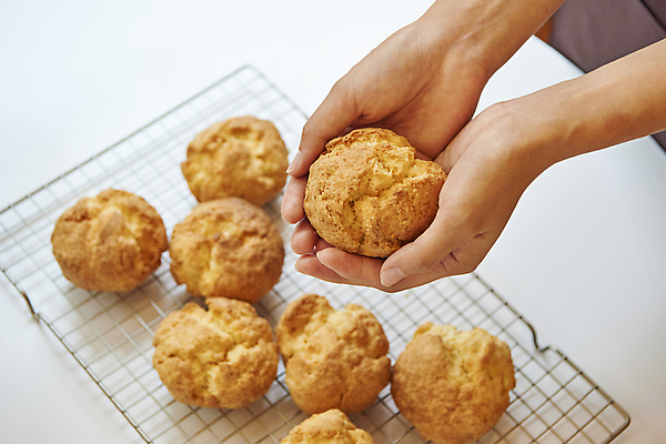 포토 JPG 손 디저트 실내 들기 신체부위 달콤 감싸기 스콘 식힘망 국내포토 음식 빵 모션 사람 내부 주방도구 맛 제빵도구 파일형식