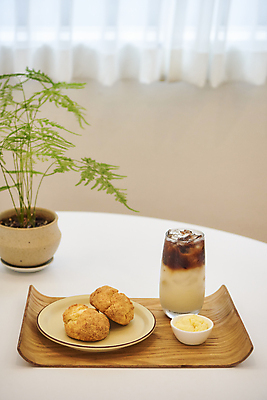 포토 JPG 접시 화분 식탁 디저트 잔 실내 사람없음 달콤 크림 종지 나무쟁반 라떼 스콘 귀리우유 국내포토 그릇 식기 커피 음식 빵 탁자 쟁반 내부 목재 우유 맛 파일형식 귀리